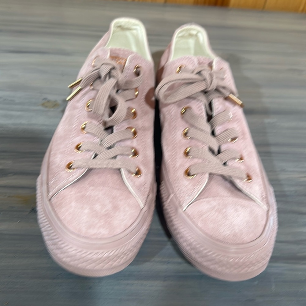 NWOT Converse pink suede low tops Size 9. EU 40